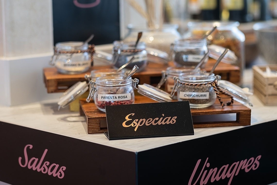a display of salsas and vinegars with a sign that says especias