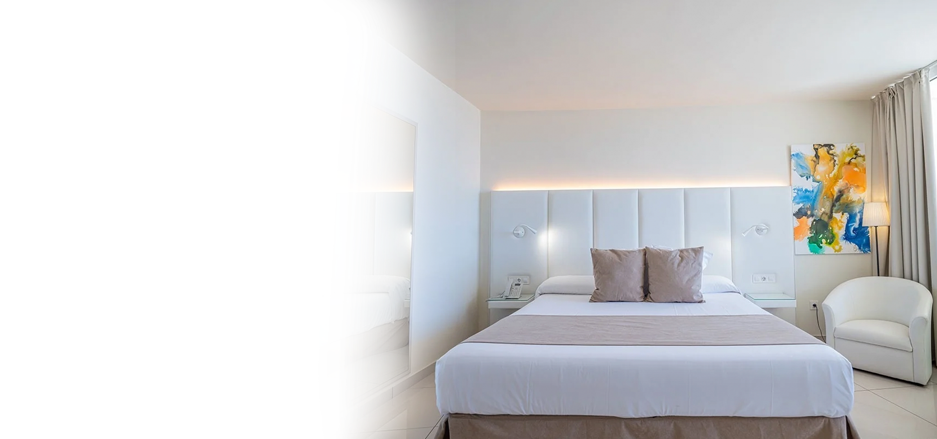une chambre d' hôtel avec un lit et une peinture sur le mur
