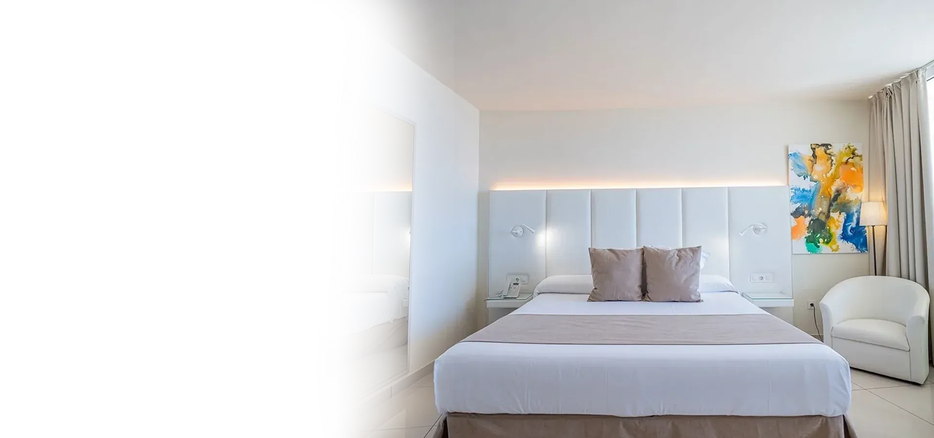 Habitación moderna en On Hotels: ON Corporativa, con cama confortable y arte abstracto.