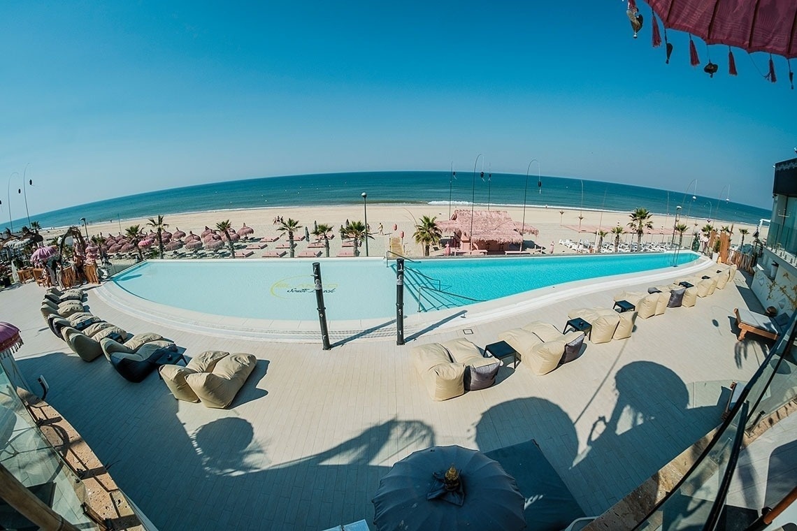 una vista aérea de una gran piscina en la playa