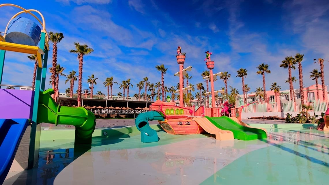 a water park with palm trees and a slide that says ' 00 ' on it