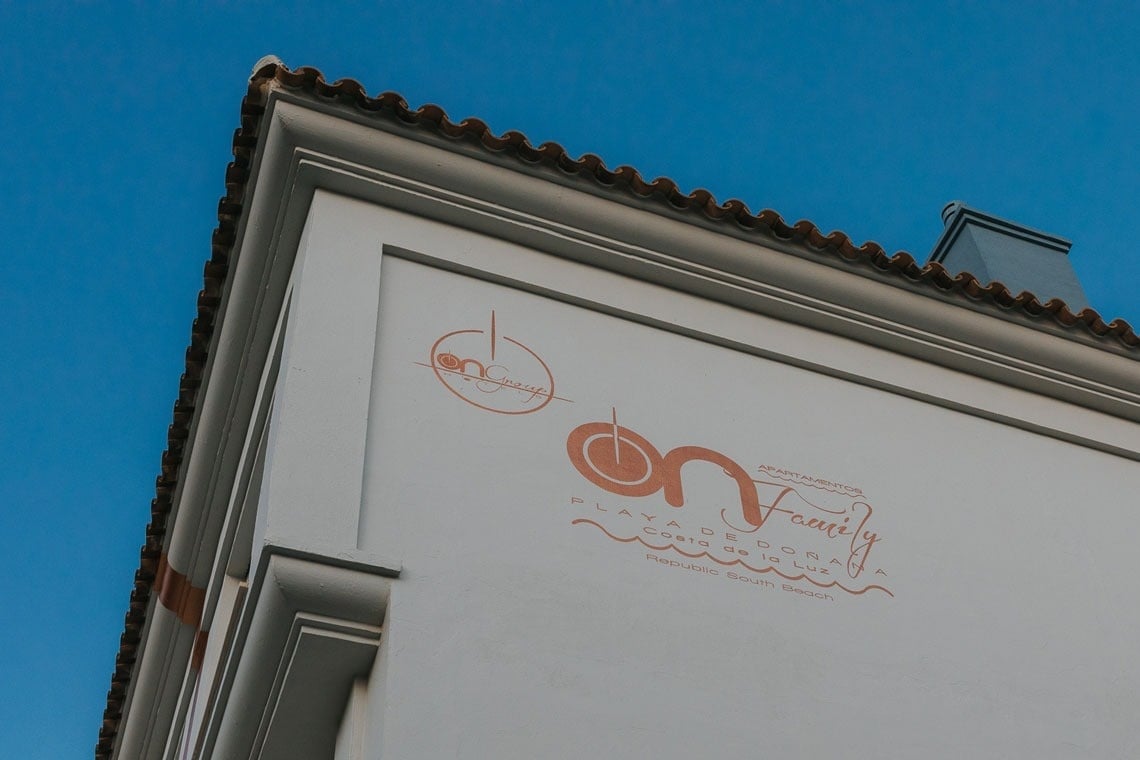 un edificio blanco con el logotipo de on family