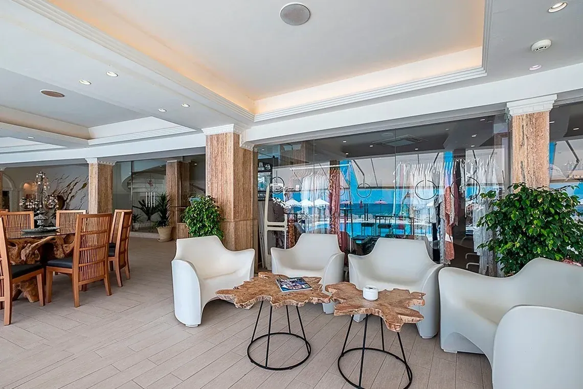 Lobby moderno de hotel On Hotels: ON Corporativa con vista al mar.