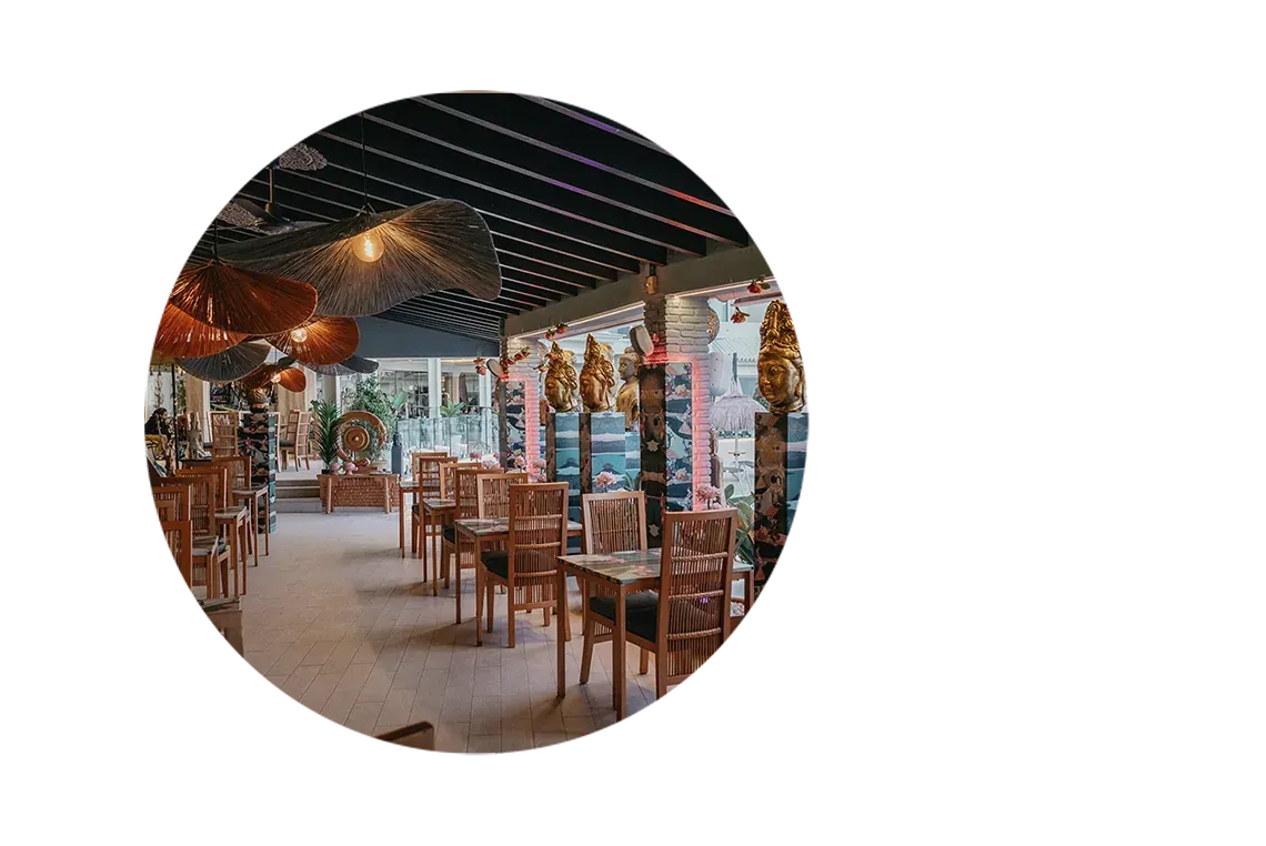 Intérieur du restaurant de l'hôtel On Hotels: ON Corporativa avec tables et décor asiatique.