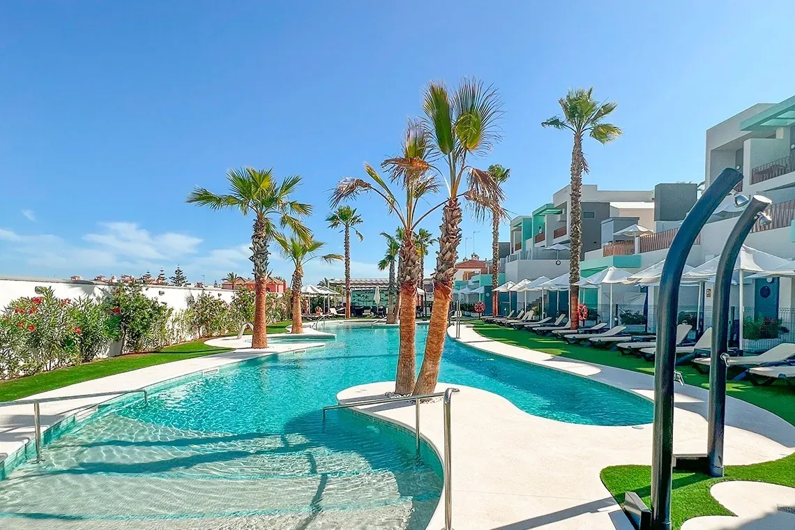 Lujosa piscina y palmeras en On the Residence Matalascañas | ON Hotels