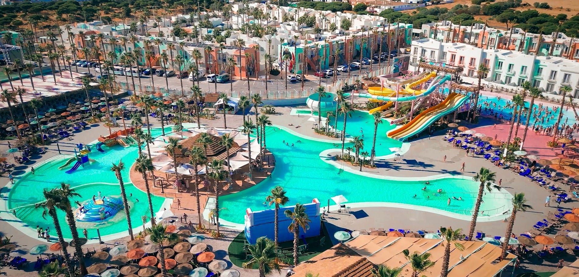 dos copas de champán con bebidas y sombrillas en la piscina