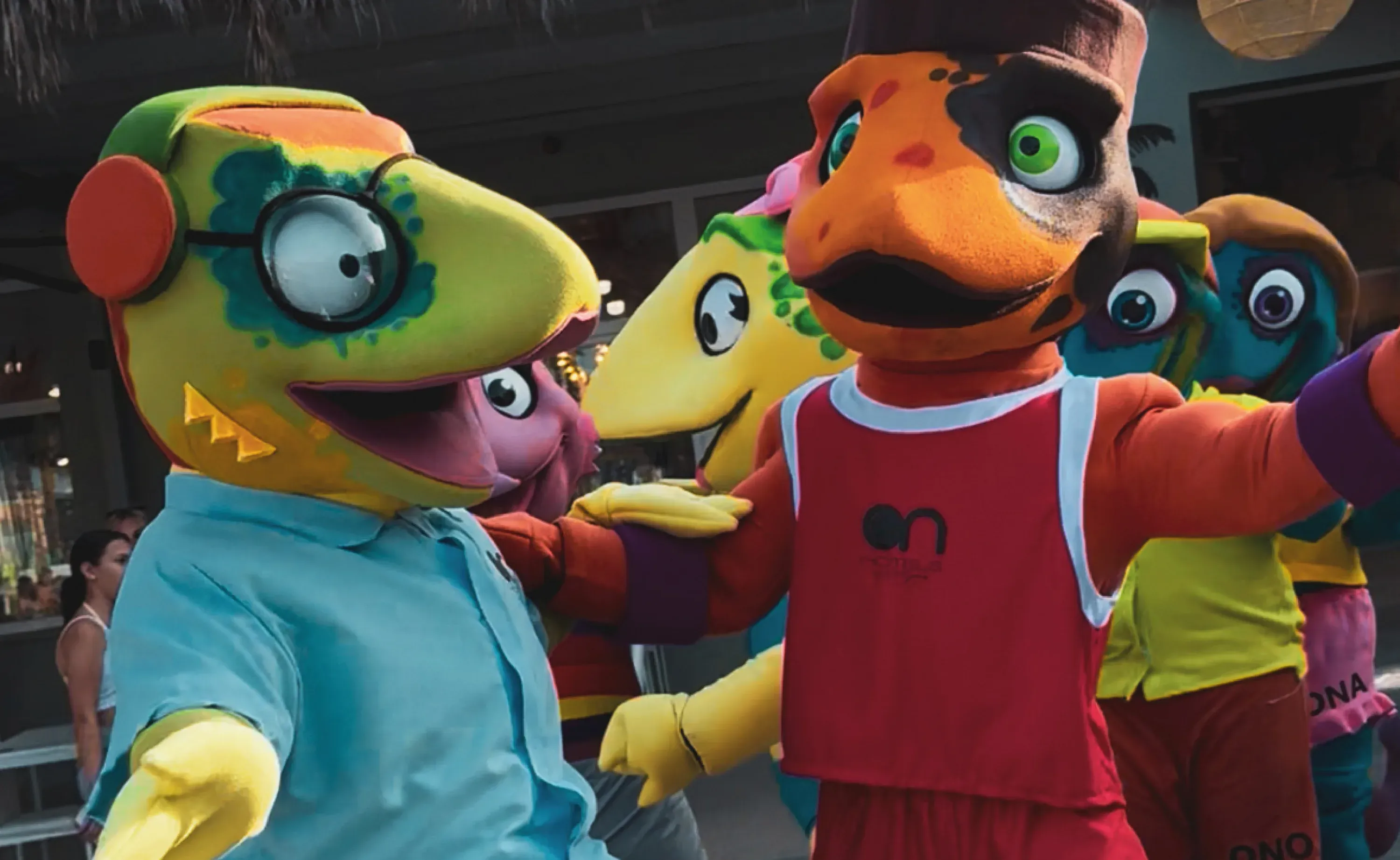 Disfrazados en "On Hotels: ON Corporativa" con mascotas divertidas.