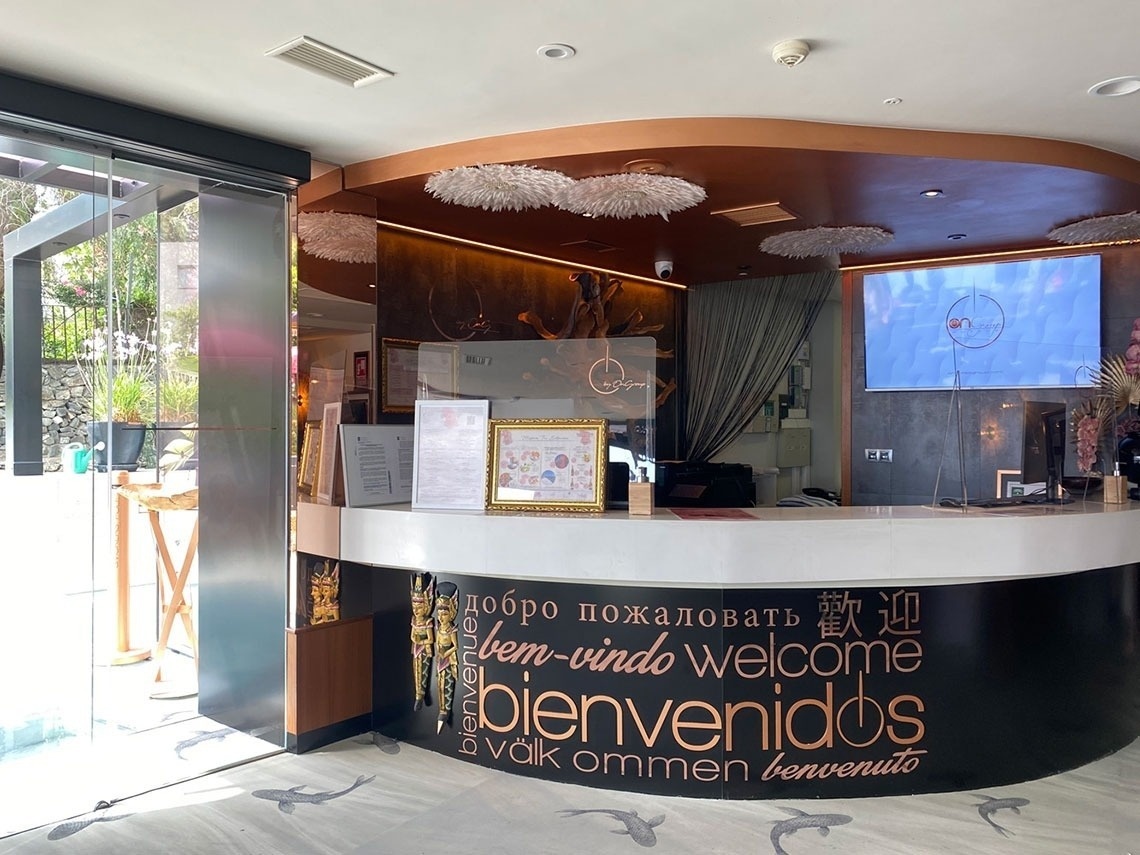 a reception desk with a sign that says bienvenidos