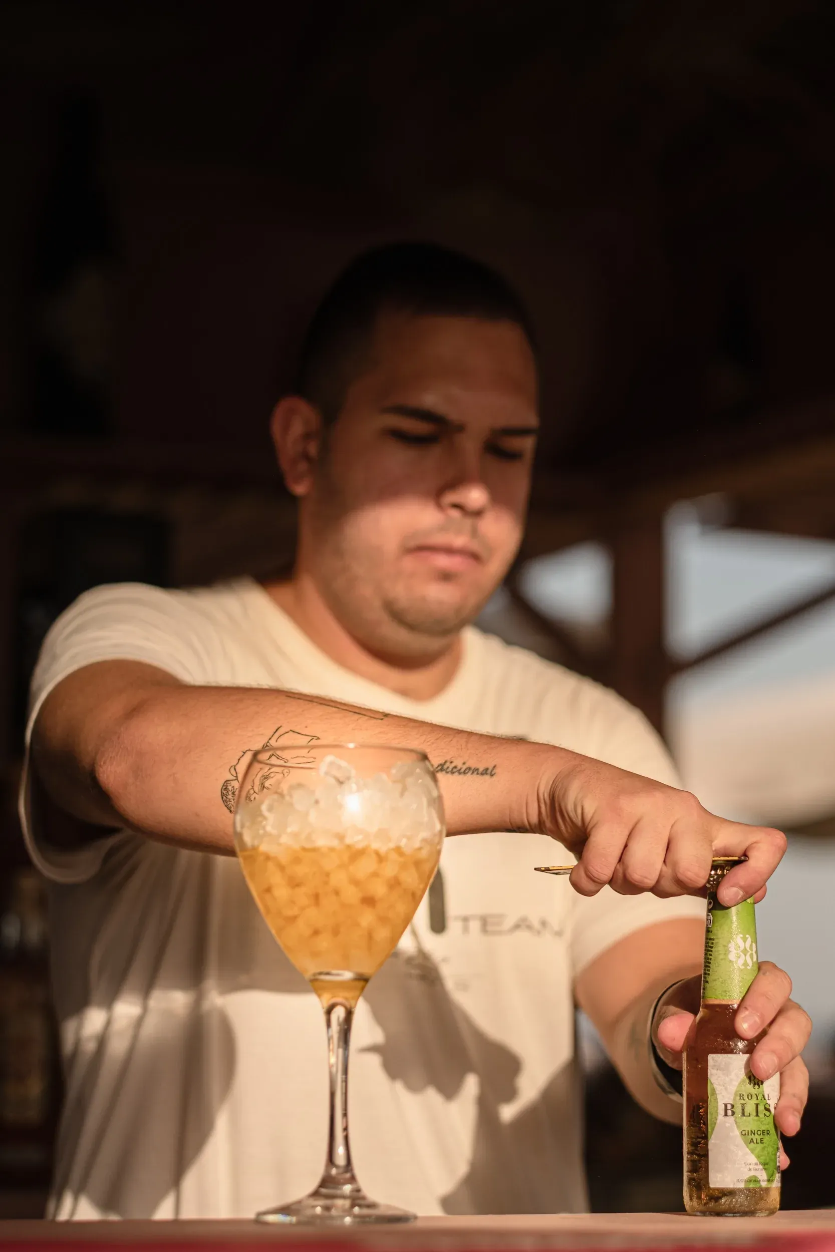 Bartender abriendo Royal Bliss Ginger Ale para On Hotels: On Corporativa.