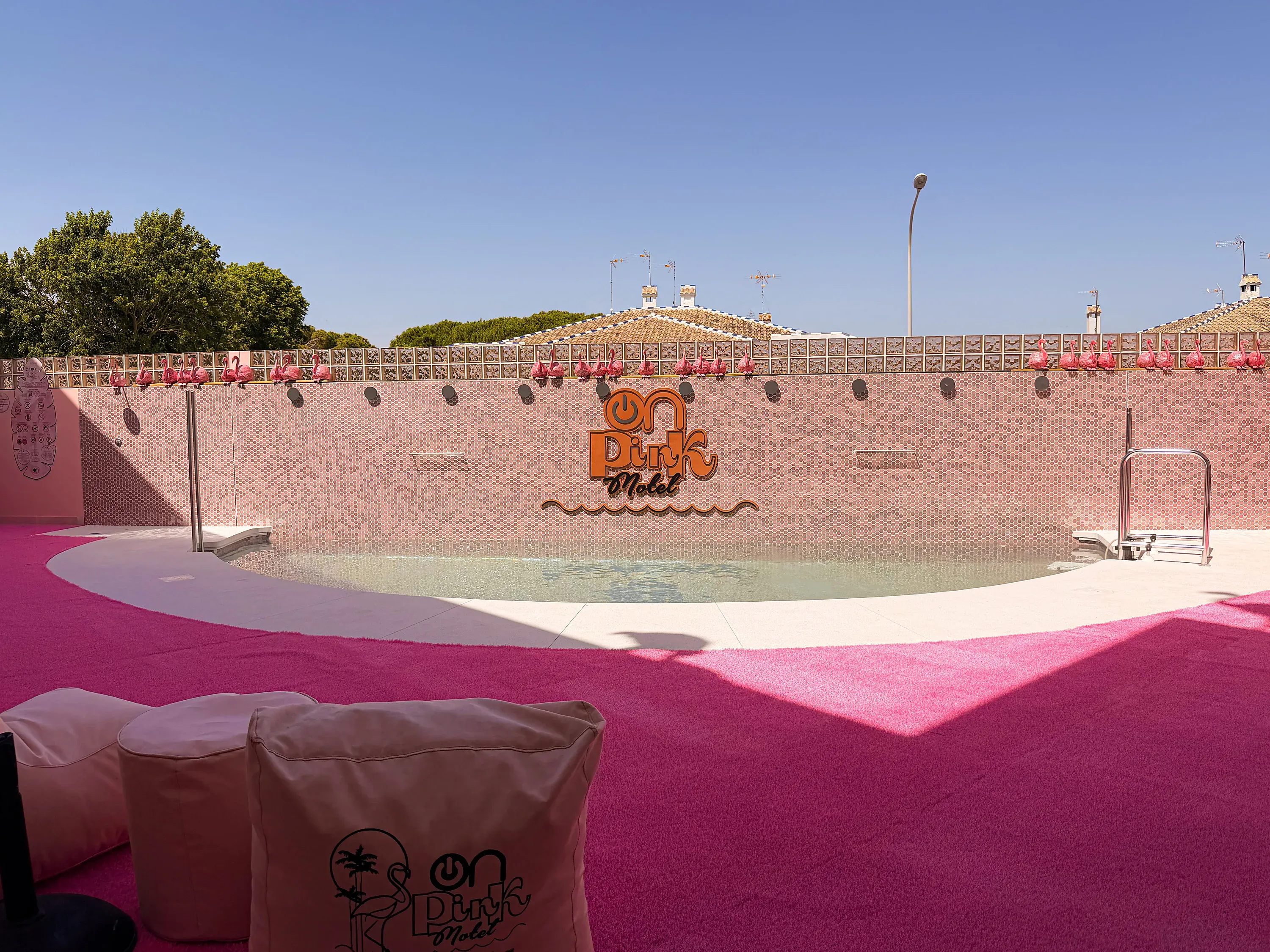 Atardecer en la playa con rocas, perfecto para ON Pink Motel | Matalascañas.