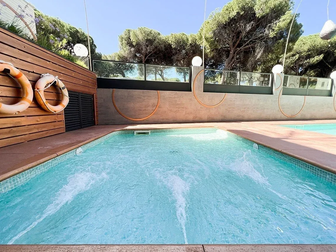 Piscina con cascadas, ideal para relajarse en ON Hoteles: ON Corporativa.