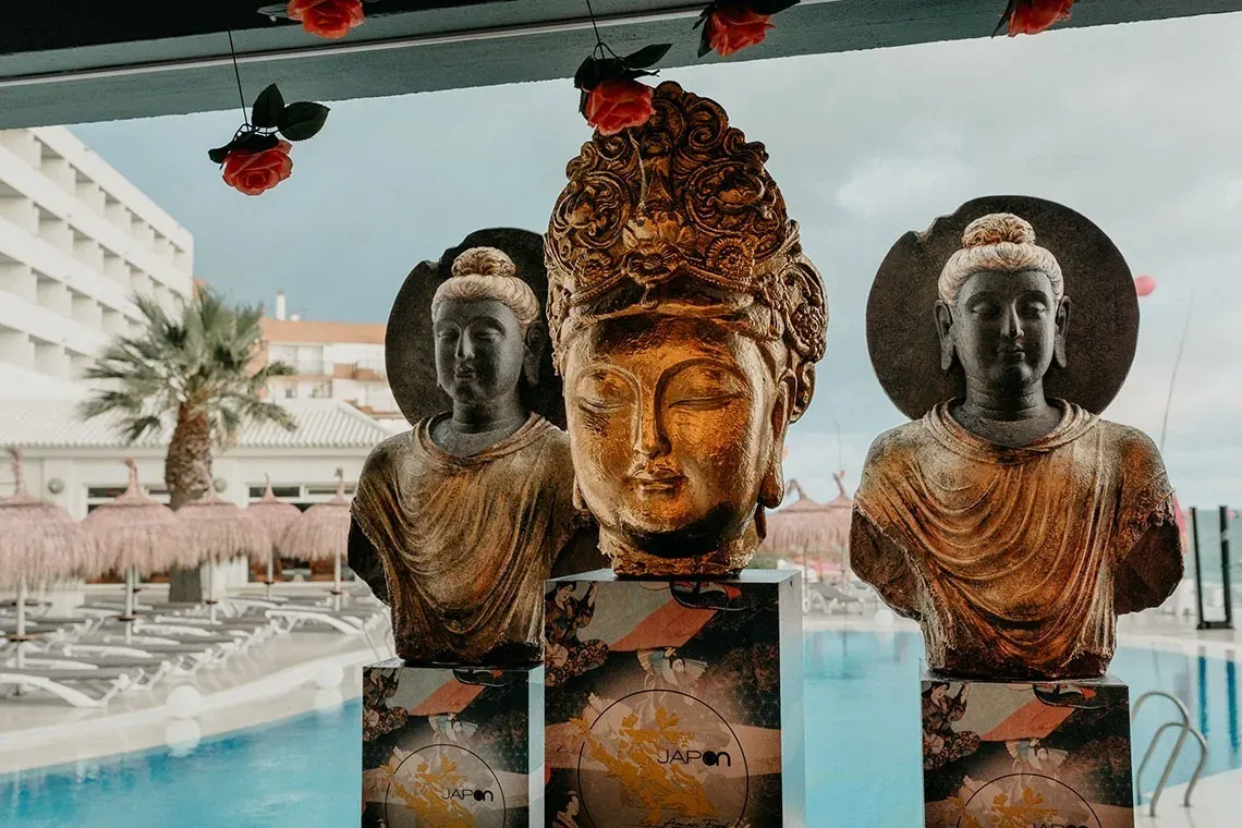 Sculptures de Bouddha dorées et sombres aux ON Hotels : ON Corporativa près de la piscine.