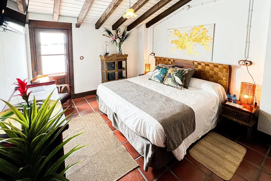 Habitación acogedora en ON Acebuchal 23, El Rocio. Cama confortable, arte y encanto rústico.