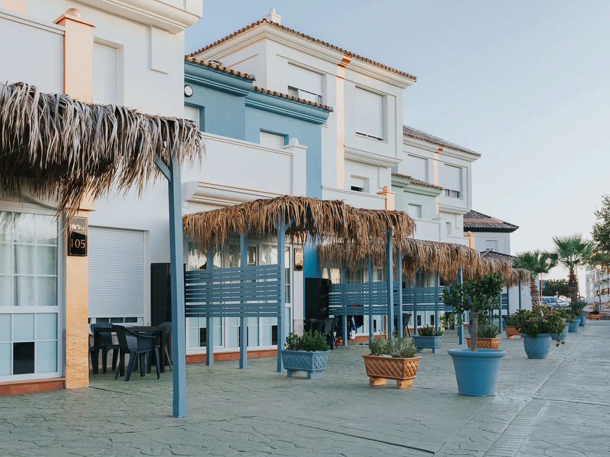 Fachada de ON Family Playa Doñana | ON Hotels Group, con exteriores acogedores y vegetación.