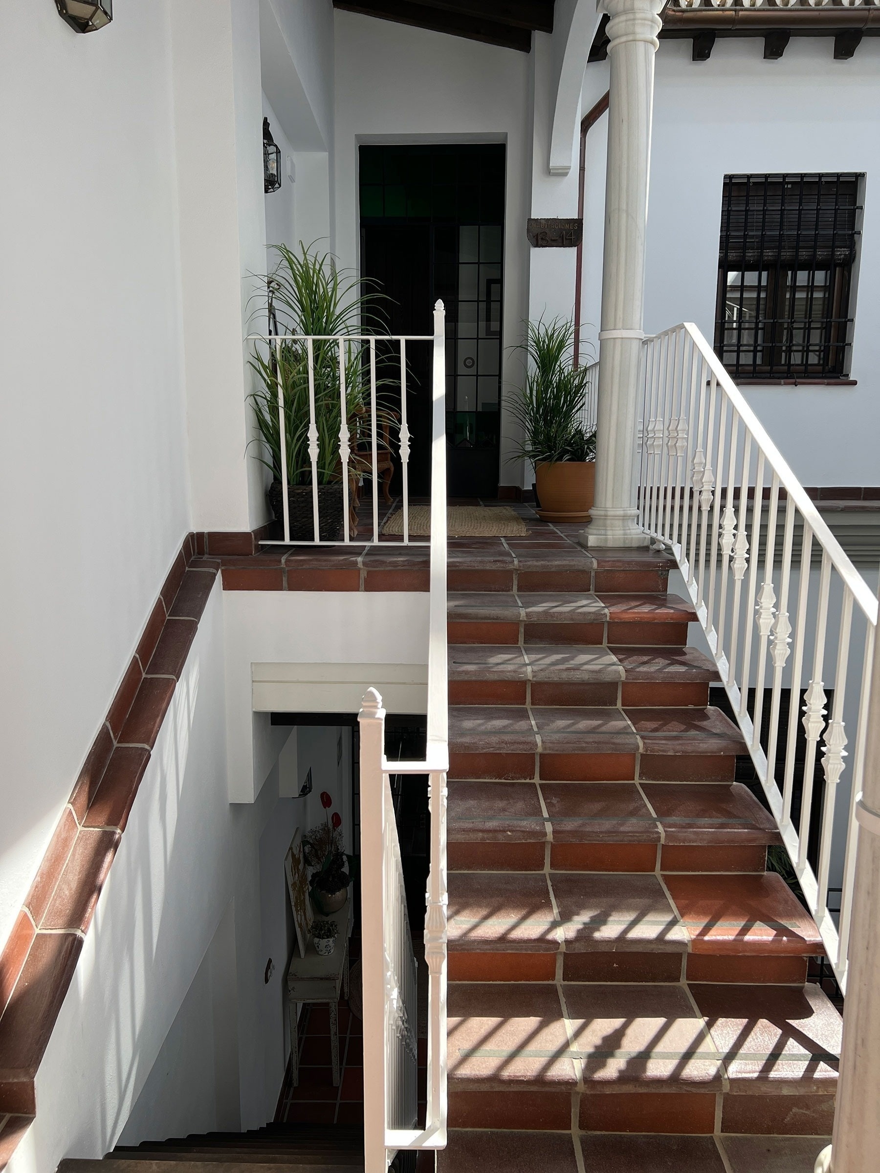 escaleras que conducen a una puerta de entrada de una casa