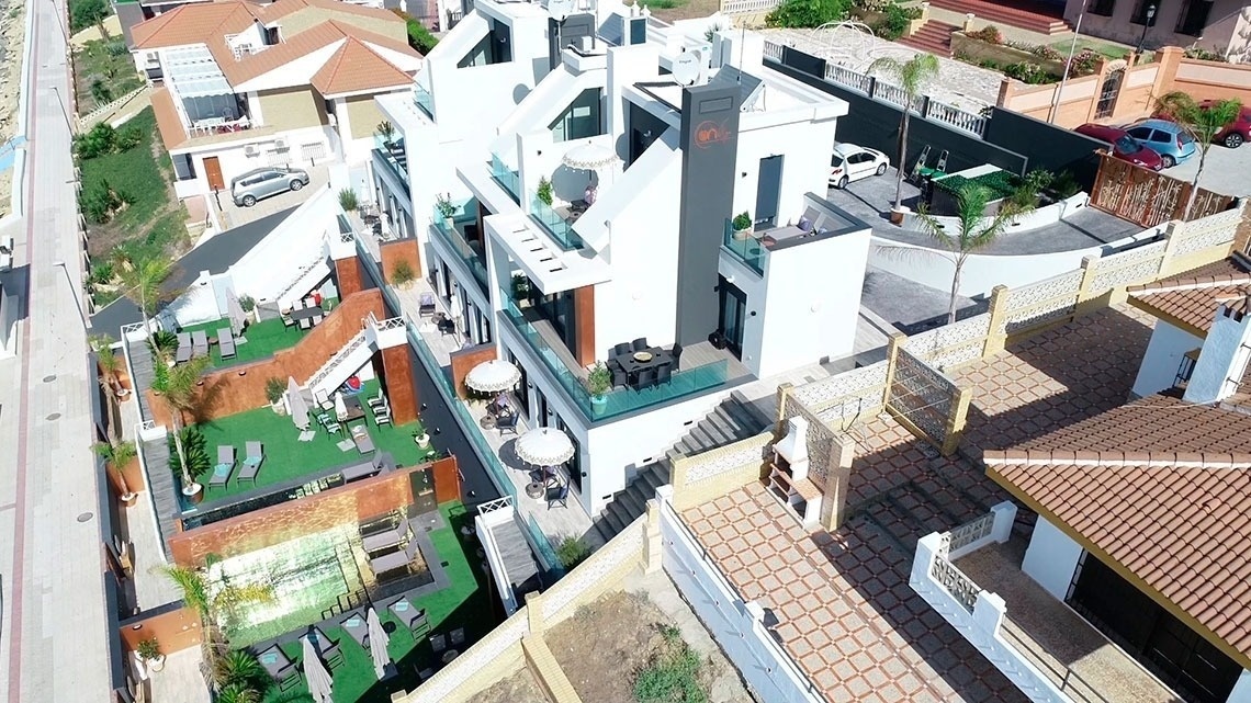 una vista aérea de un complejo de apartamentos con un edificio en el medio