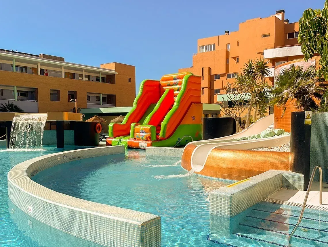 Hotel Neptuno Roquetas de Mar: pool with slides and waterfall.