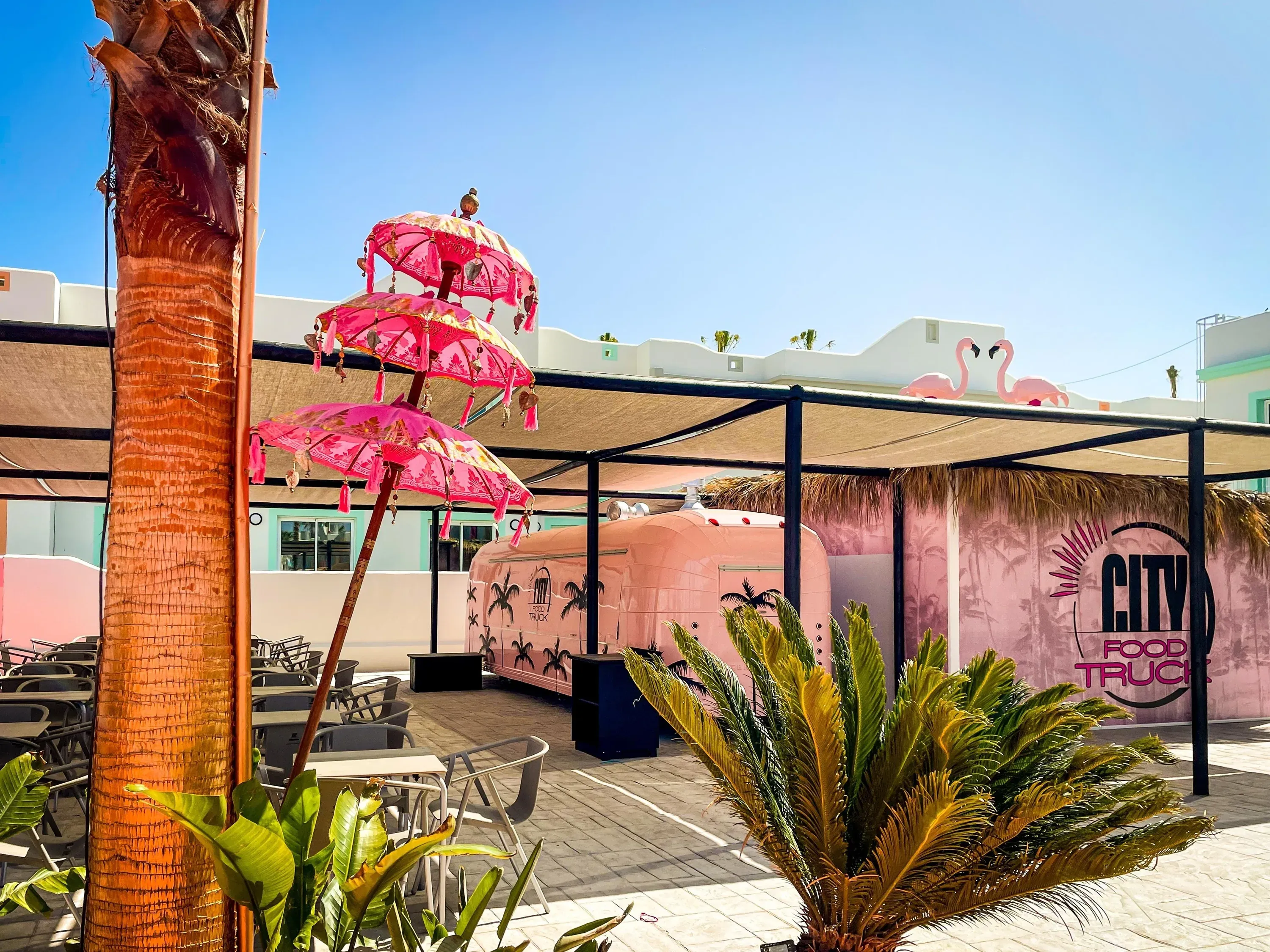 Food truck rosa y sombrillas en hotel On Hotels: ON Corporativa