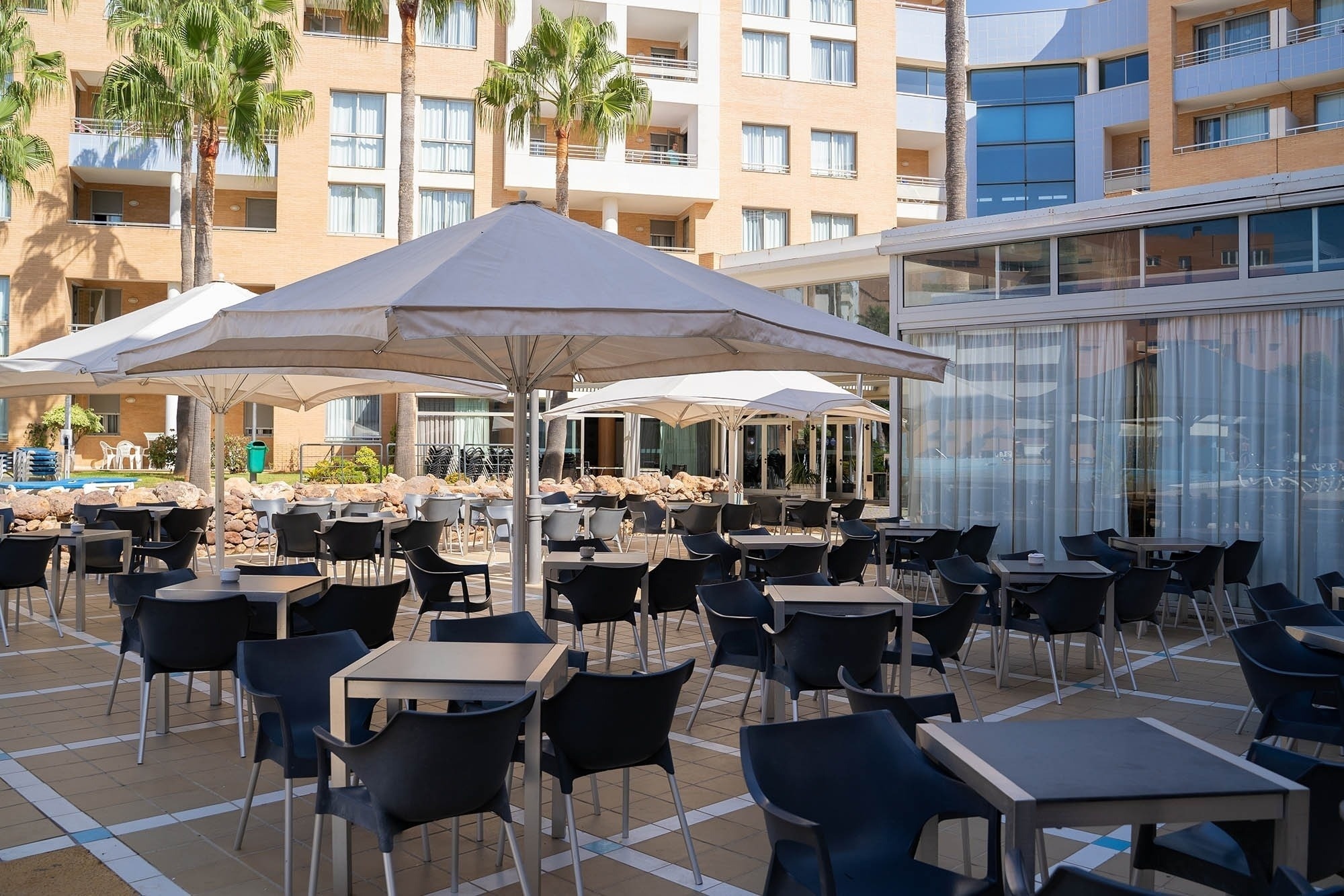 un restaurante al aire libre con mesas y sillas y paraguas