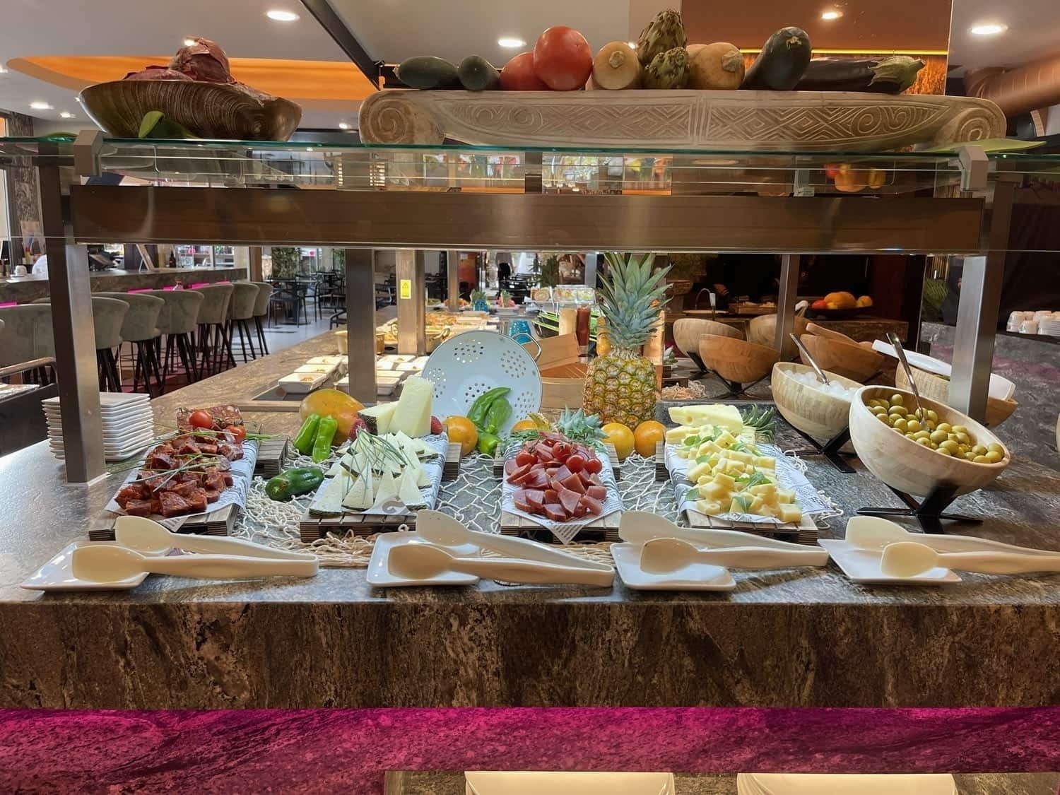 un buffet de frutas y verduras en un restaurante