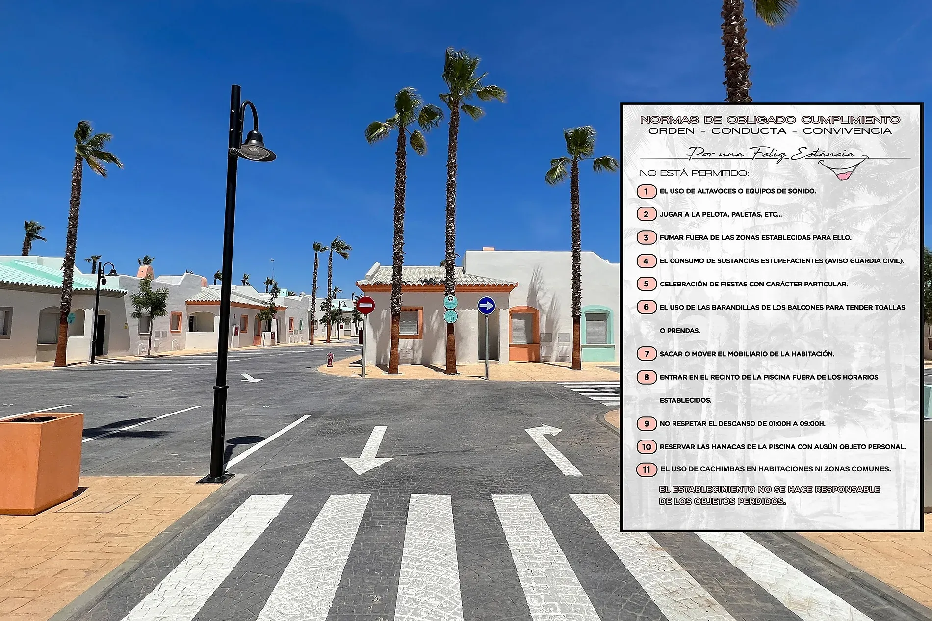 Calle de apartments en ON City Apartments, rodeada de palmeras y con normas de convivencia claras.