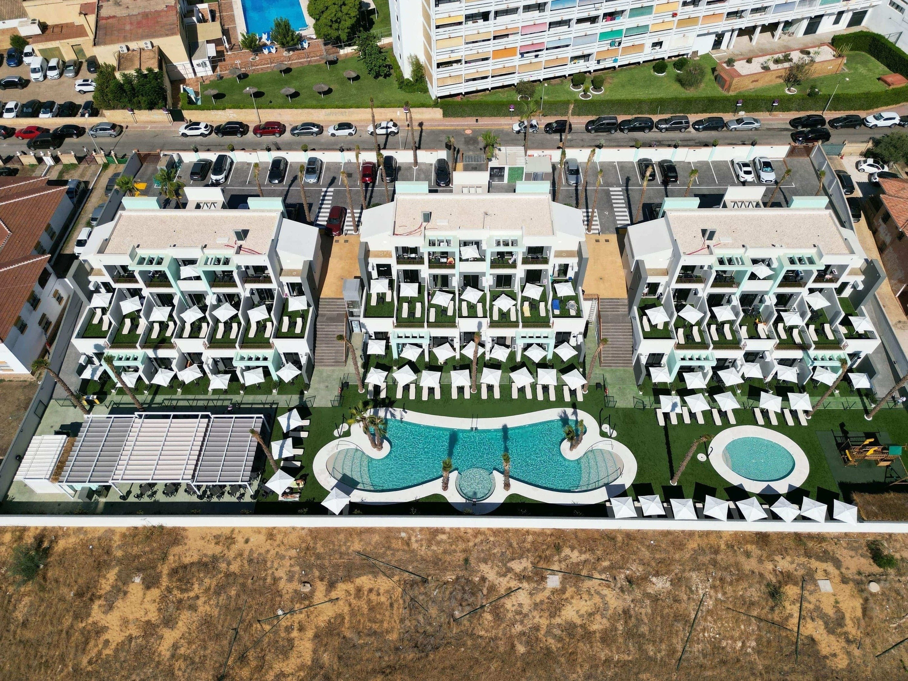 una vista aérea de un complejo de apartamentos con piscinas