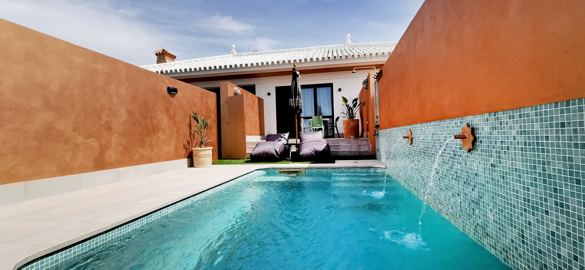 deux chaises longues sont assises à côté d' une petite piscine