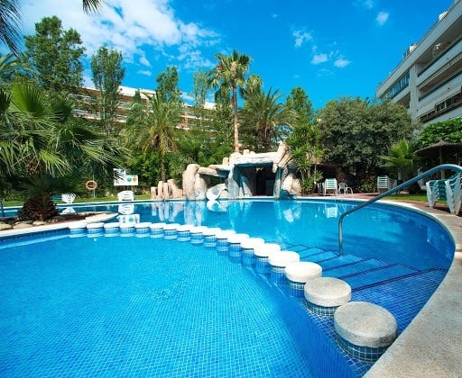 Detail of the outdoor pool of the Ona Jardines Paraisol hotel in Salou
