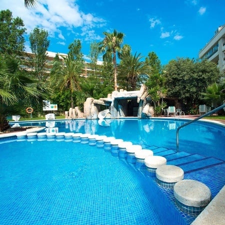 Detalle de la piscina exterior del hotel Ona Jardines Paraisol en Salou 