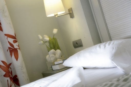 Detalle de cama doble del Hotel Ona Marinas de Nerja