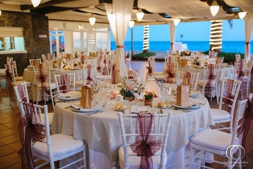 Mesa con platos y vasos de sala de eventos en el Hotel Ona Marinas de Nerja