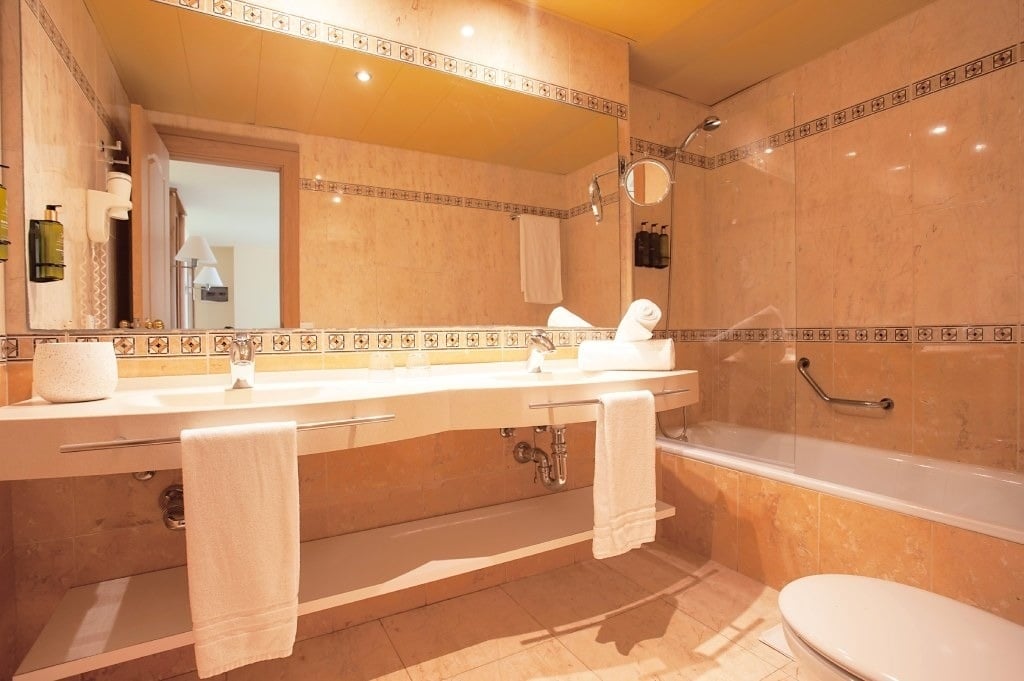 a bathroom with two sinks and a bathtub