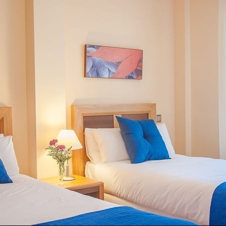 Schlafzimmer mit zwei Betten im Hotel Ona Ogisaka Garden in Denia