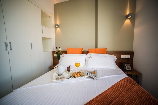Detalle de cama doble del hotel Ona Living Barcelona 