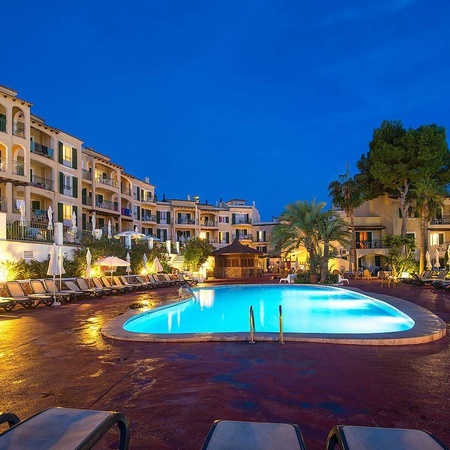 Panorámica de piscina exterior y facilidades del hotel Ona Cala Pi