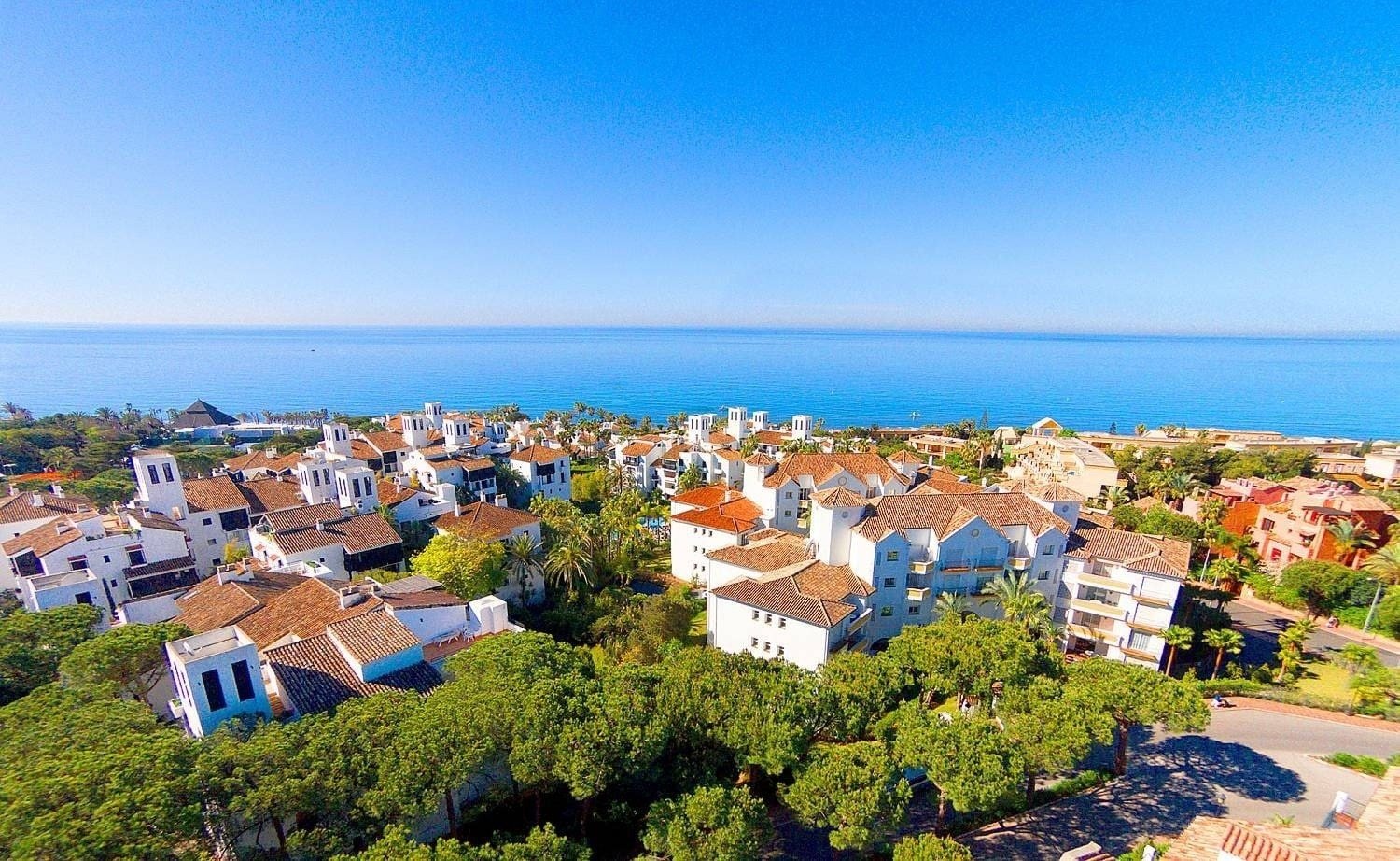 Luftaufnahme der Umgebung und des Hotel Ona Alanda Club Marbella