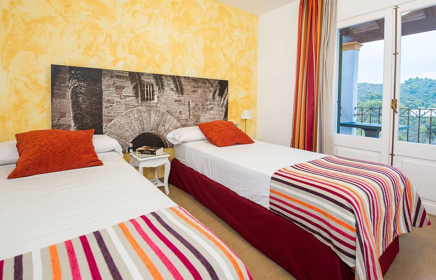 Dormitorio con dos camas individuales del hotel Ona Aucanada al Norte de Mallorca 