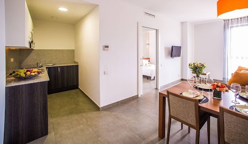 Apartment mit Küche, Wohnzimmer und Bad im Hotel Ona Living Barcelona