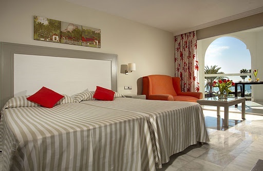 Dormitorio con dos camas y terraza del Hotel Ona Marinas de Nerja