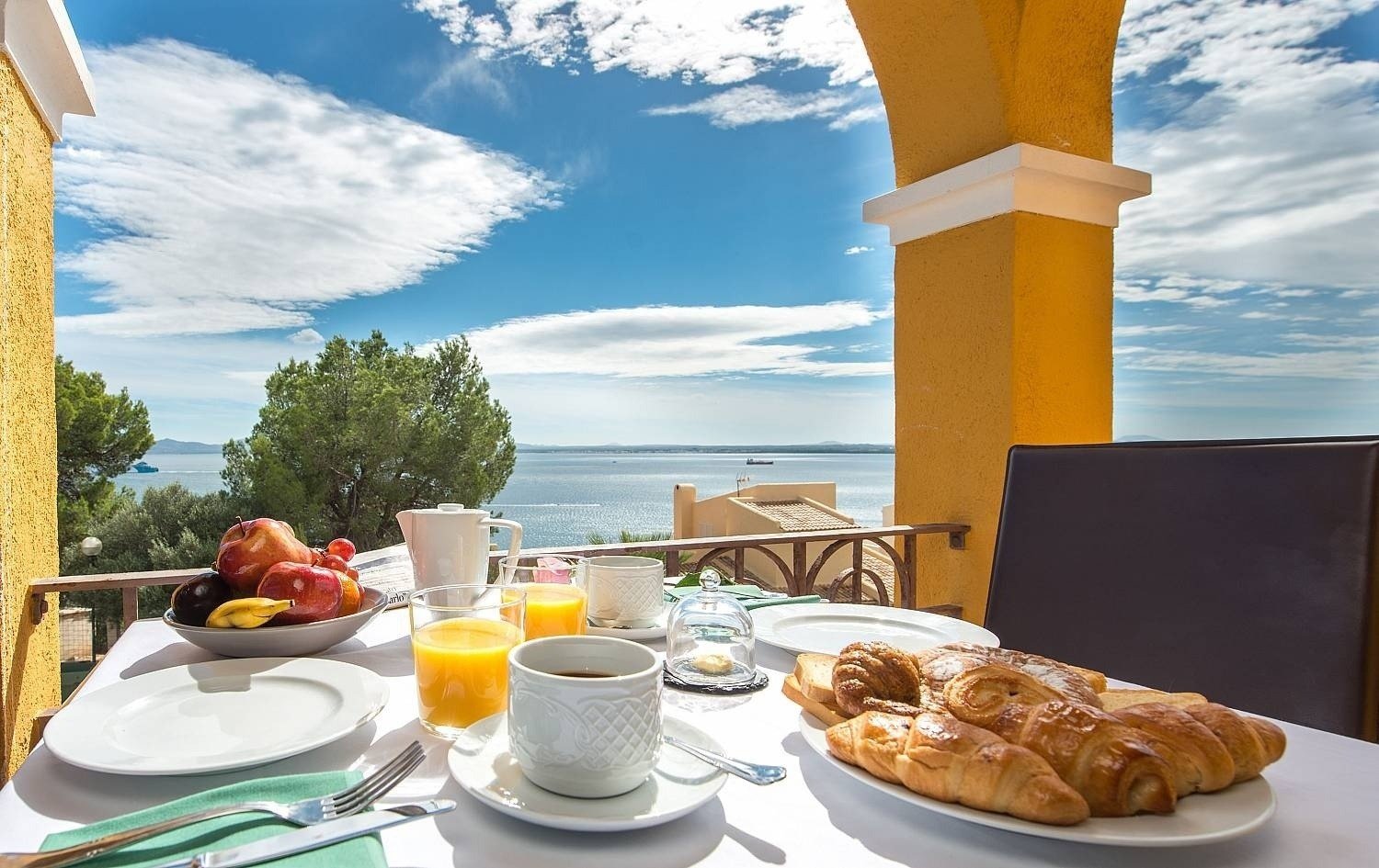 Prendre le petit déjeuner sur la terrasse de l´hôtel Ona Aucanada au nord de Majorque