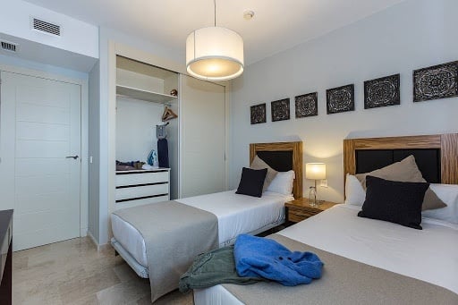 Schlafzimmer mit zwei Betten im Hotel Ona Valle Romano Golf - Resort