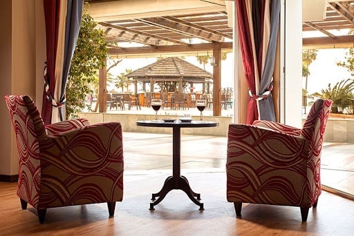 Detail eines Tisches mit zwei Sesseln im Hotel Ona Marinas in Nerja