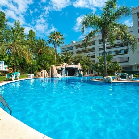 Outdoor pool of the Ona Jardines Paraisol hotel in Salou
