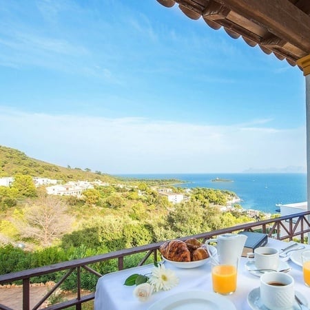 Terrasse mit Meerblick des Hotels Ona Aucanada im Norden Mallorcas