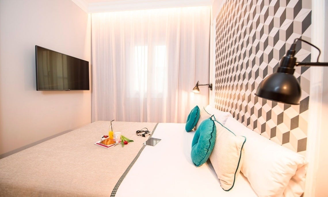 Double bed of the Hotel Boutique Mosaic by Ona Hotels, in Barcelona