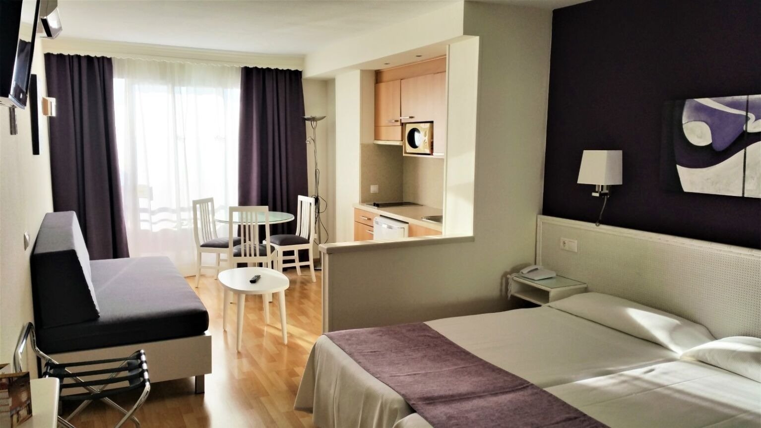 une chambre d' hôtel avec un lit et une table