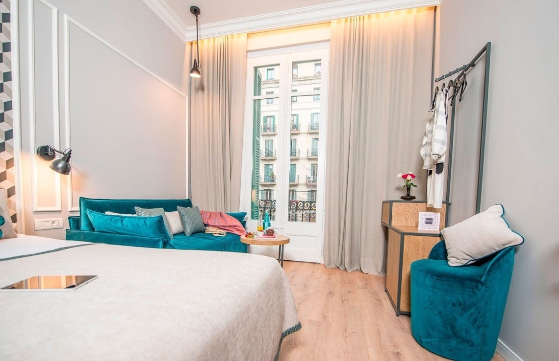 Dormitorio doble con balcón del Hotel Boutique Mosaic by Ona Hotels, en Barcelona