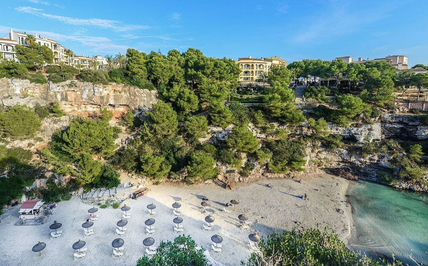 Panoramablick auf den Strand und das Hotel Ona Cala Pi auf Mallorca