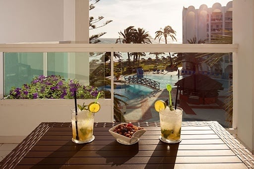 Detalle de mesa en terraza con vistas a la piscina del Hotel Ona Marinas de Nerja