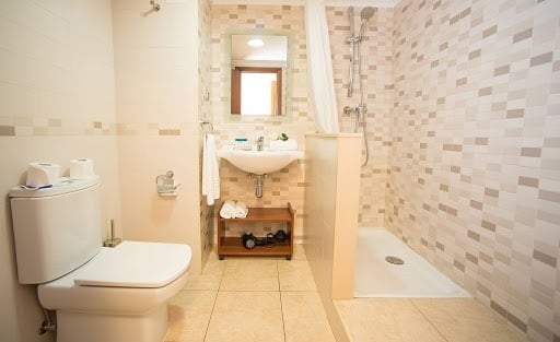 Bathroom of the Ona Jardines Paraisol hotel in Salou